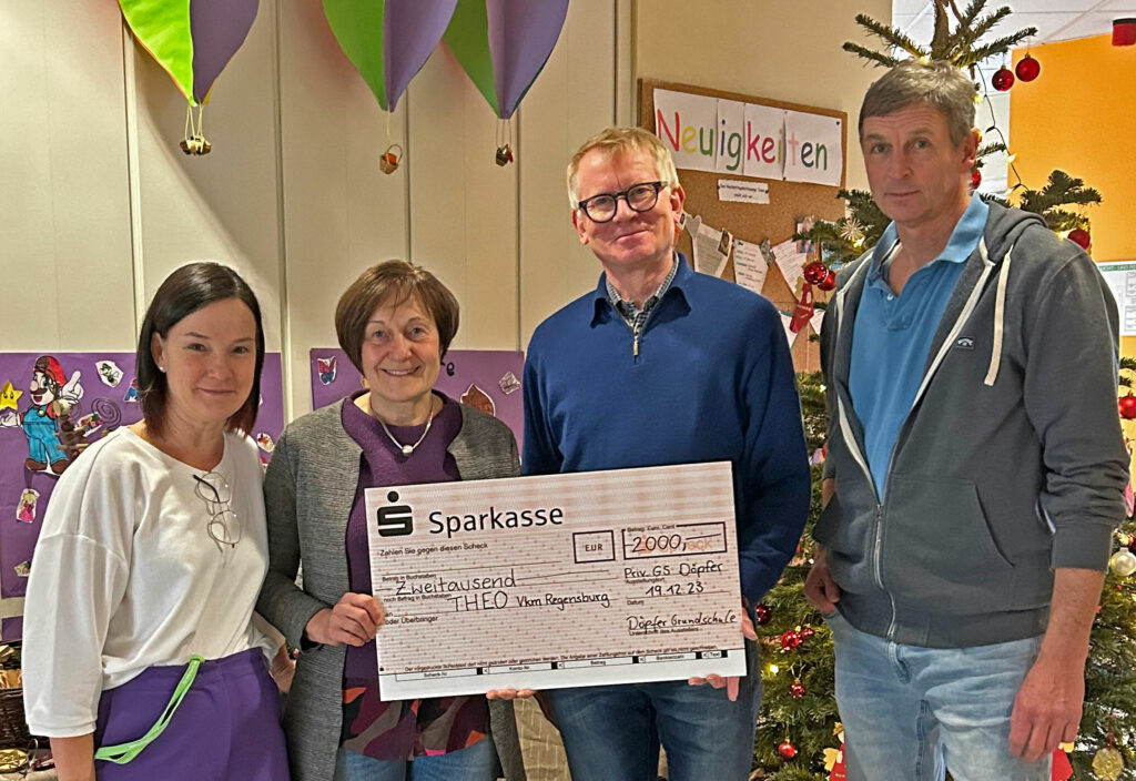 Über den Spendenscheck für Theo freuen sich (von links): Susanne Walz, Gerlinde Brei, Thomas März-Kronfeld und Thomas Rauch.