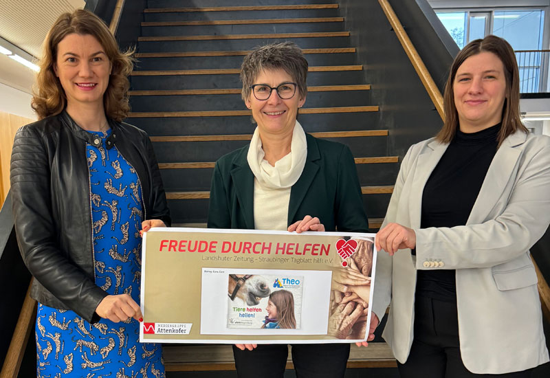 Landrätin Tanja Schweiger und Barbara Eisenhut, stellvertretende Redaktionsleiterin der Donaupost im Foyer des Landratsamts Regensburg.