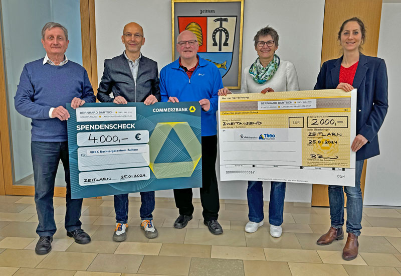 Günther Lindner, Bernhard Bartsch, Armin Wolf, Christa Weiß und Andrea Dobsch (von links) strahlen bei der Spendenübergabe im Zeitlarner Rathaus.