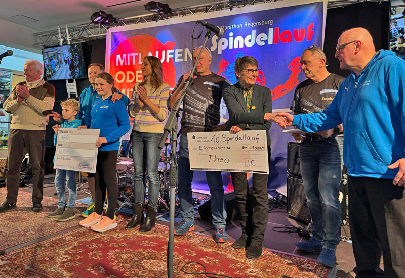 Zwei Schecks über 1000 Euro vom LLC Marathon Regensburg und über 600 Euro vom Armin Wolf Laufteam.